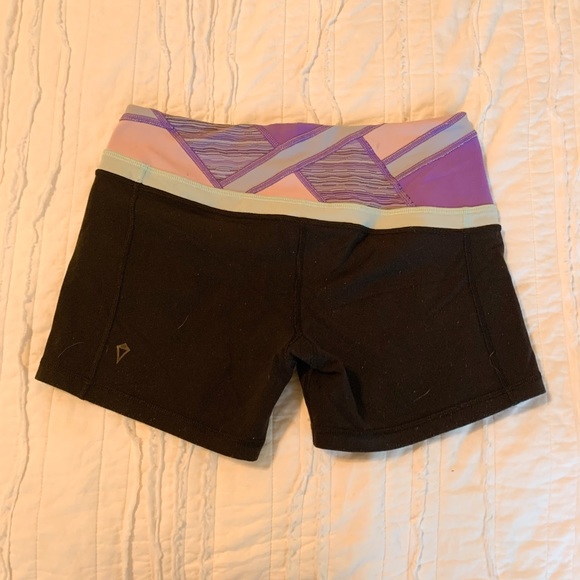 ivivva reversible booty shorts - Picture 3 of 3